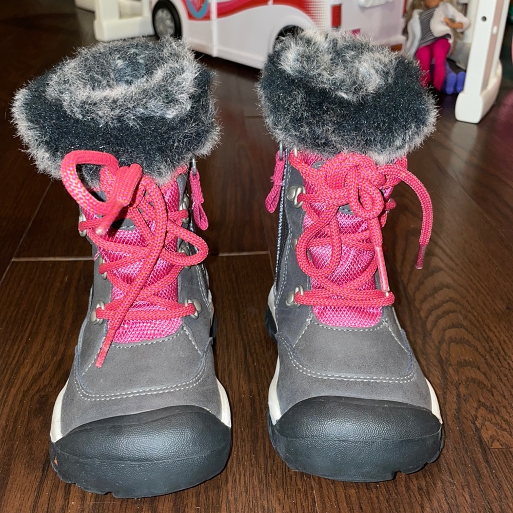 Excellent condition Toddler size 9 Keen Snowboots